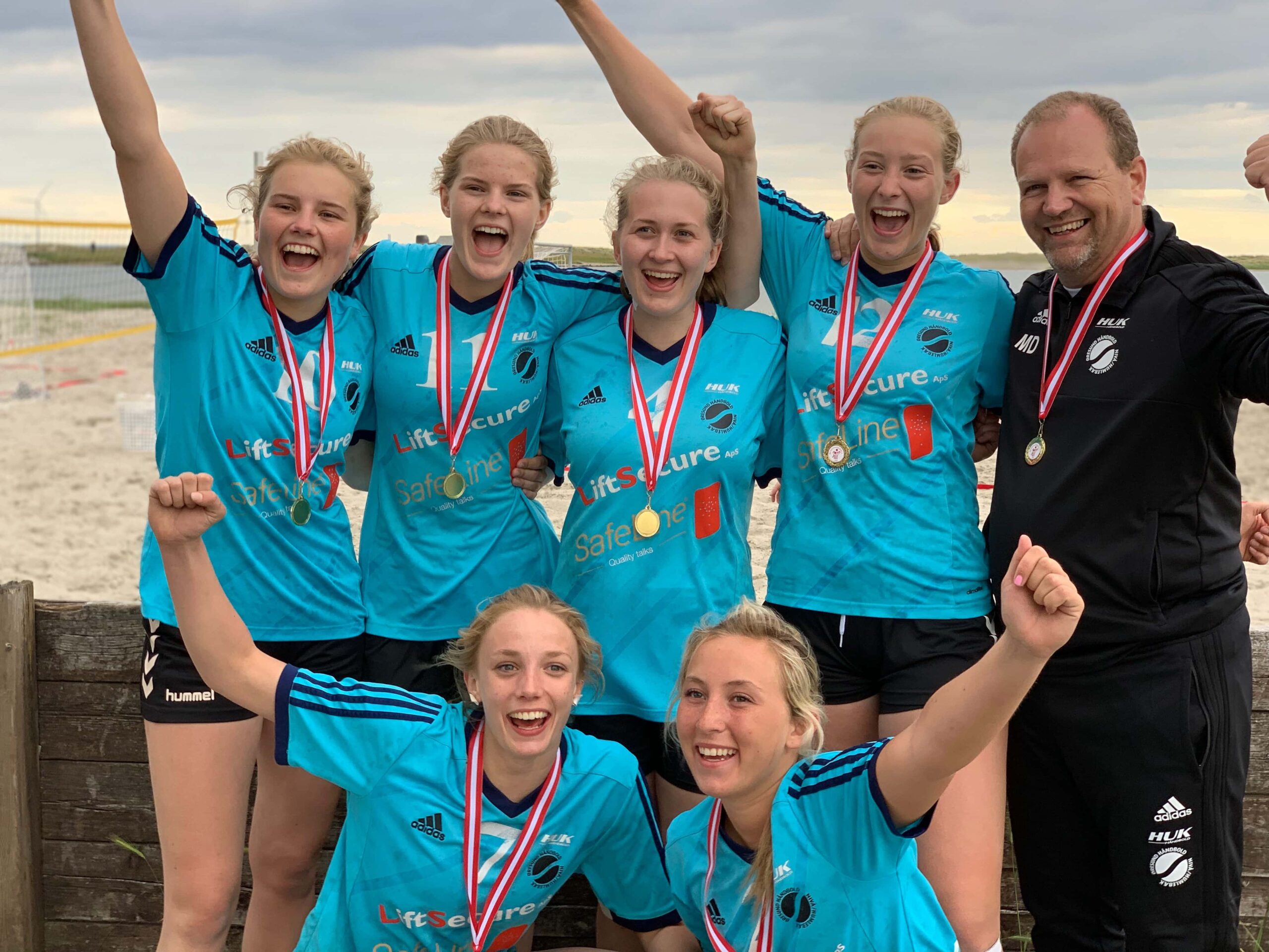 Glade U16 piger efter sejr i beachhåndbold